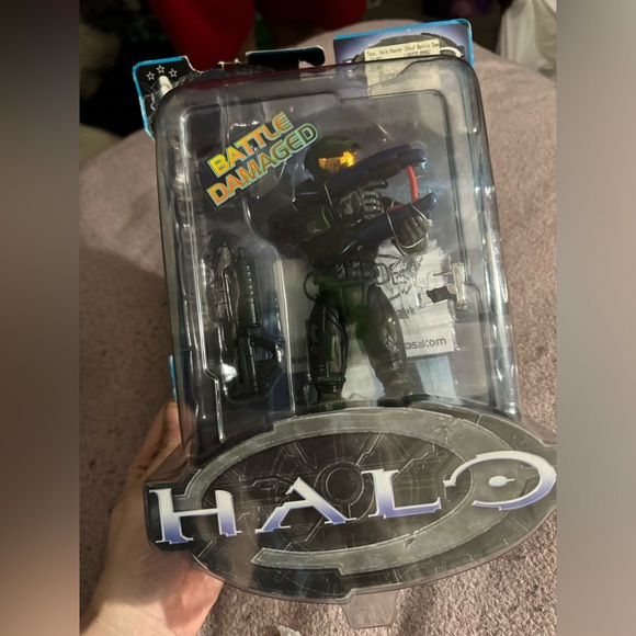 BATTLE DAMAGED MASTER CHIEF - Picture 1 of 2
